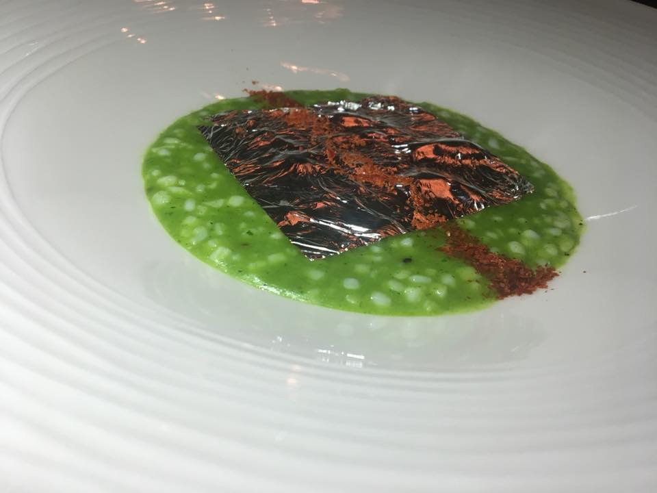 Calamari, come se fosse un risotto, con verde di basilico e salsa al nero di seppia leggermente piccante 
