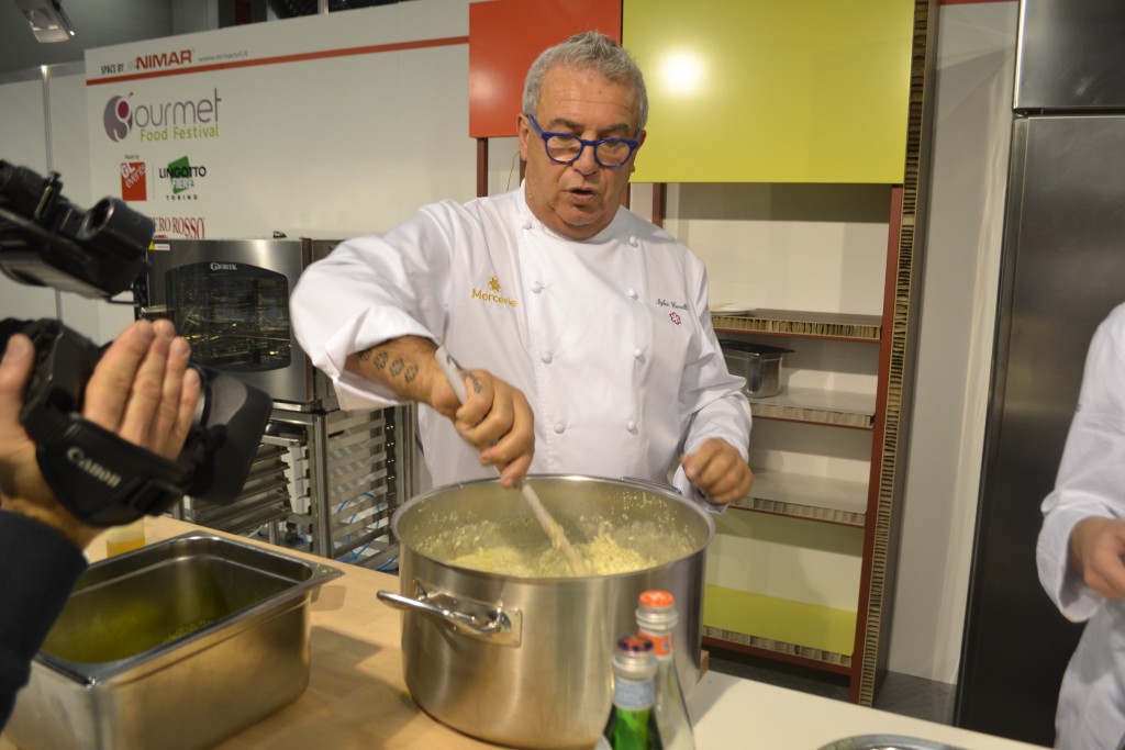 Igles Corelli prepara il mojto di Parma al Gourmet Food Festival di Torino
